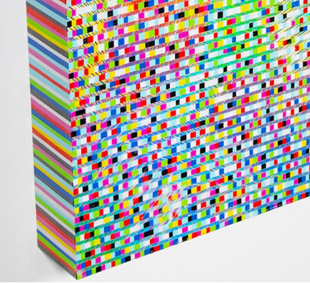 圖6 Justin Armstrong，〈Pixel Impressions〉局部，壓克力、全像乙烯基，40.64x30.48x5.08 cm，2024。圖片來源：藝術家官網。