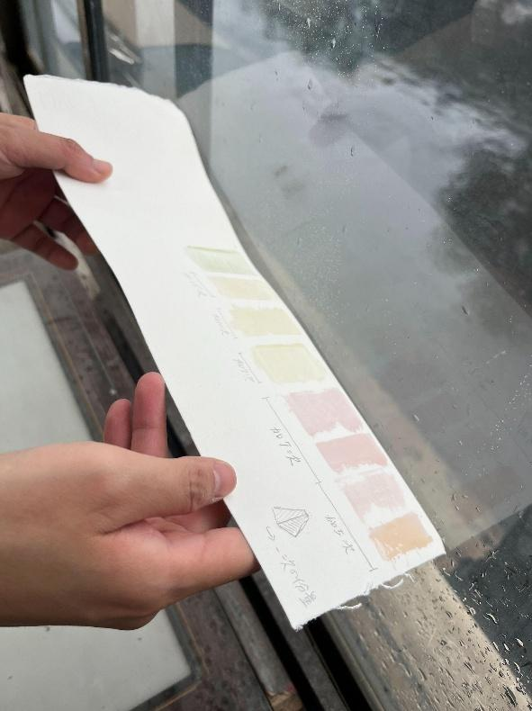 圖9 （左）：ＵＶ感光粉調墨後試色，靠近窗外的紫外光反應。