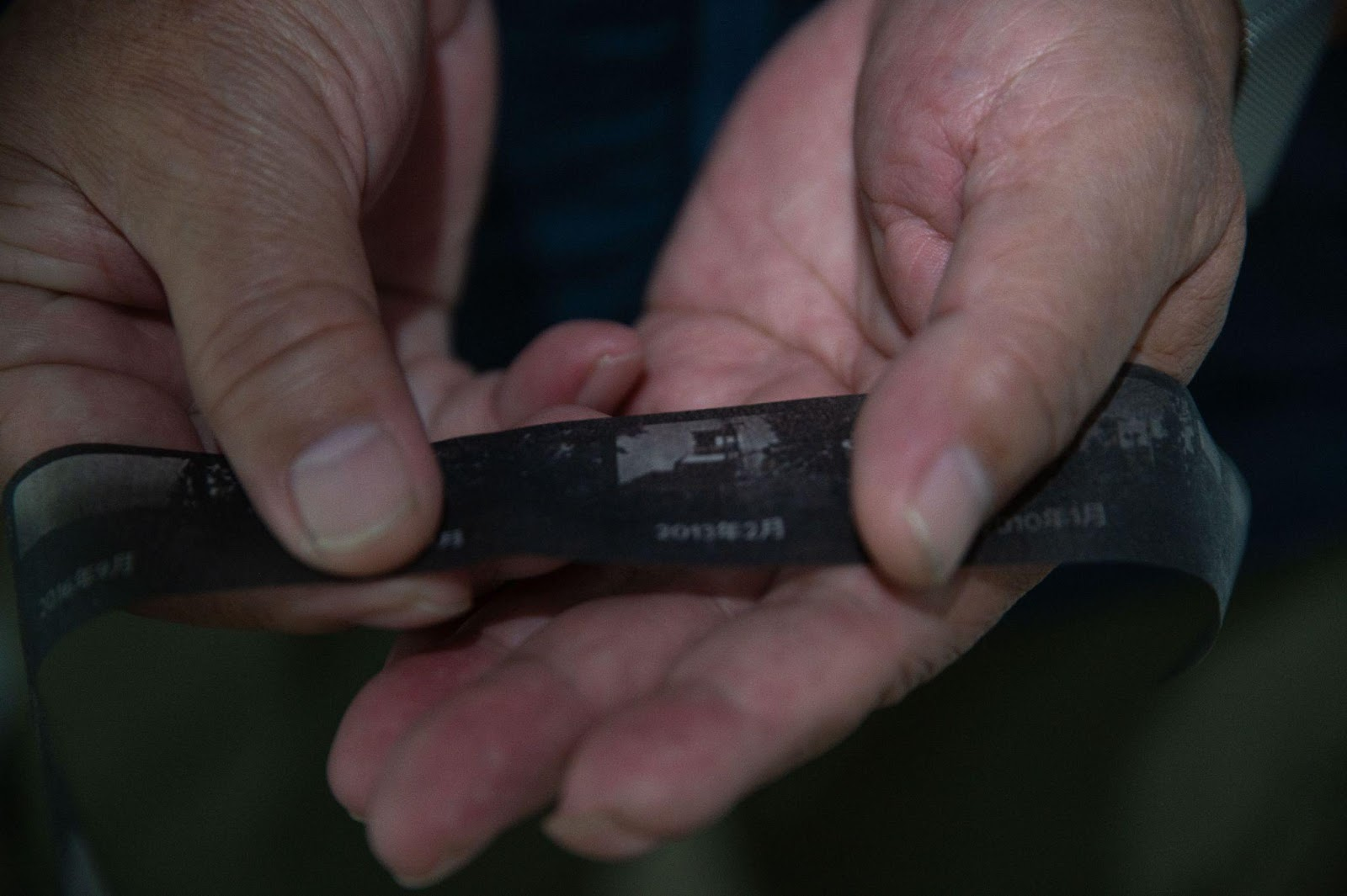 （右）：灰黑色緞帶因觸摸影像緩緩清晰，如底片時序的街景縮圖，用於2024的新作品〈闔〉。