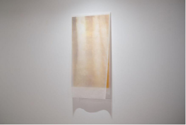 （右）懸吊如簾幕，七張分色為黃紅藍黑藍黃紅。紙張被風吹起透出內層顏色，如簾外光影搖曳。