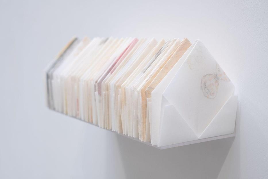 圖7 傅聖雅，〈家的摺紙 1〉，版印、雷切、 裱褙、壓克力架，10.5x29x10.5 cm，2022。